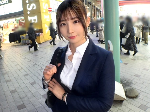 【素人】スーツが似合う新卒のスレンダー美人OL♡肉棒をフェラチオさせて巨乳が揺れる騎乗位腰振り♡