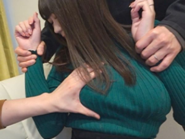 【NTR人妻ドラマ】「ダメ…挿っちゃう…」巨乳妻が友達に寝取られ！夫の命令で嫌々ながらチンポを擦るうちに、我慢できずに挿入！感じてしまう人妻の淫らな姿に興奮！！