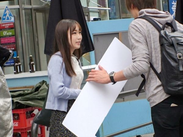 【SNS映え狙いの美少女】『写真撮って！』無邪気な女子がナンパに釣られて初体験！ぎこちないフェラとキツマンに激ピストンで乱れまくり！♡