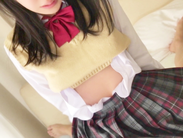 【制服美少女の隠れたエロさ】清楚系JKが制服着たままエッチなことに挑戦！キュートな喘ぎ声と敏感な反応に興奮MAX！腰振りが止まらない着衣セックス♡