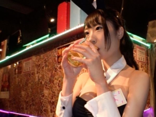 【網タイツバニーちゃんをゲット！】童顔巨乳のガールズバー店員がシャンパン2本で酔っ払い、ホテルでエッチな本性丸出し！巨乳を揺らして感じまくる姿は必見♡