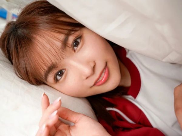【巨乳彼女と秘密の保健室プレイ】『挿れたいな…』彼氏に甘える巨乳女子が、保健室で大胆な着衣セックス！フェラ＆手コキでたっぷりご奉仕、イチャラブな2人のラブラブ性交がエロすぎる！♡